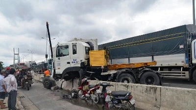 Hàng ngàn ô tô kẹt trên cầu Phú Mỹ vì container tông dải phân cách